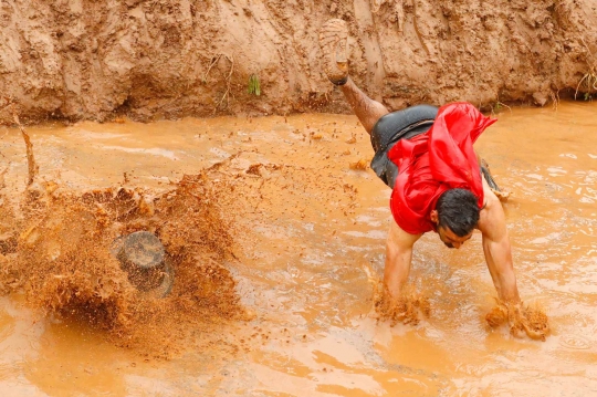 Perjuangan Peserta Lalui Rintangan Berat di Run Mud