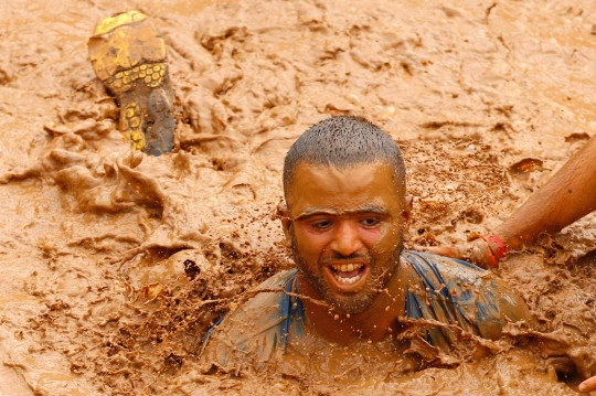 Perjuangan Peserta Lalui Rintangan Berat di Run Mud