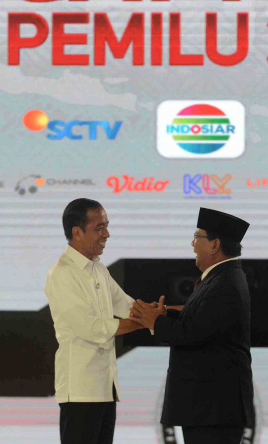 Pelukan Hangat Jokowi-Prabowo Tutup Debat Capres