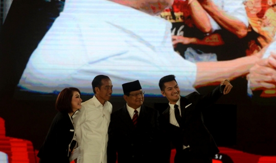 Pelukan Hangat Jokowi-Prabowo Tutup Debat Capres