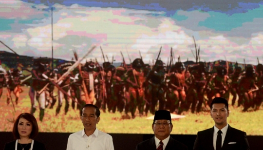 Pelukan Hangat Jokowi-Prabowo Tutup Debat Capres