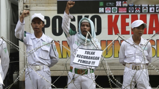 Tolak Kecurangan Pemilu, Forum Umat Islam Geruduk KPU