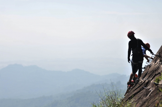 Uji Adrenalin Memanjat Tebing Gunung Parang