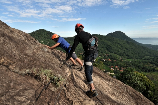 Uji Adrenalin Memanjat Tebing Gunung Parang