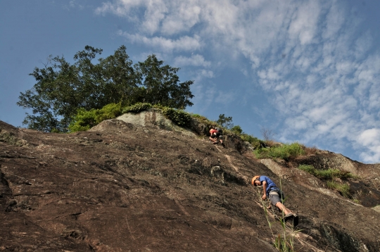 Uji Adrenalin Memanjat Tebing Gunung Parang