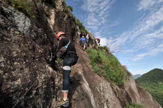 Uji Adrenalin Memanjat Tebing Gunung Parang