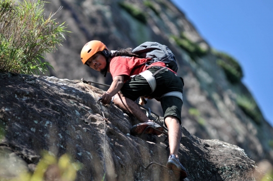 Uji Adrenalin Memanjat Tebing Gunung Parang