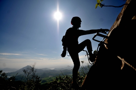 Uji Adrenalin Memanjat Tebing Gunung Parang