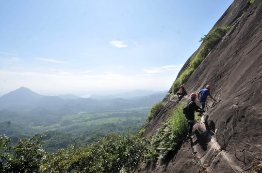 Uji Adrenalin Memanjat Tebing Gunung Parang