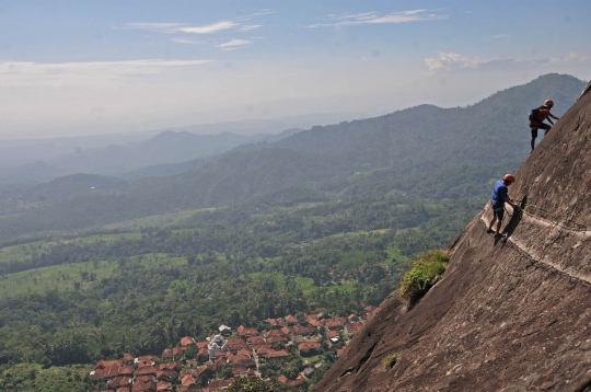 Uji Adrenalin Memanjat Tebing Gunung Parang