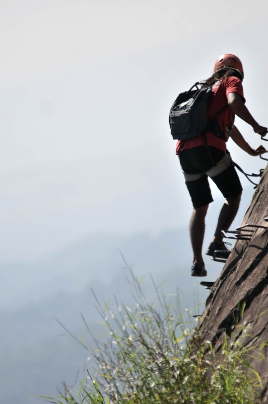 Uji Adrenalin Memanjat Tebing Gunung Parang