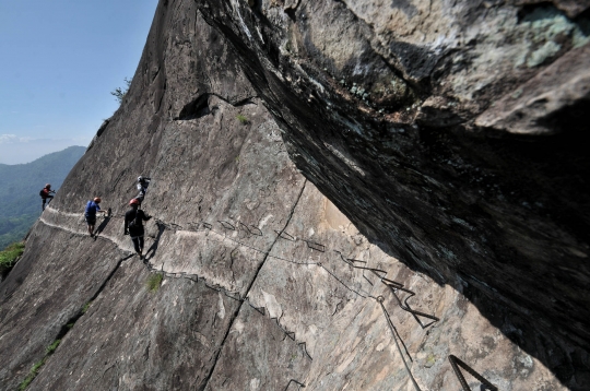 Uji Adrenalin Memanjat Tebing Gunung Parang