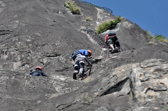 Uji Adrenalin Memanjat Tebing Gunung Parang