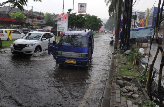 Hujan Lebat, Jalan Cinere Raya Terendam Banjir