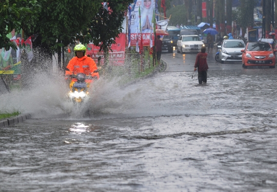 Hujan Lebat, Jalan Cinere Raya Terendam Banjir