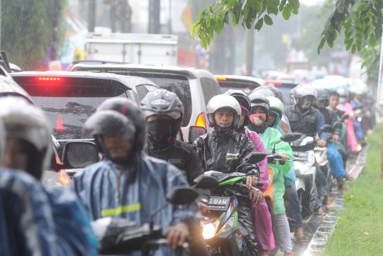 Hujan Lebat, Jalan Cinere Raya Terendam Banjir