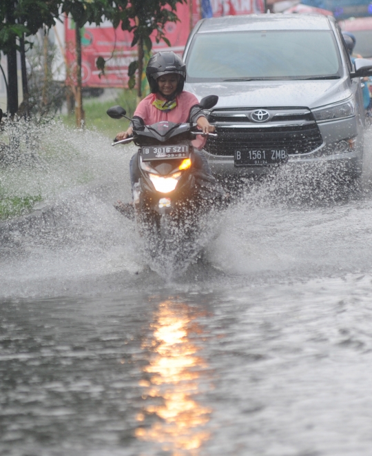 Hujan Lebat, Jalan Cinere Raya Terendam Banjir