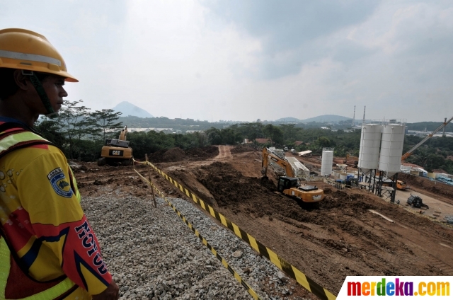 Foto Memantau Pembangunan Terowongan Kereta Cepat Jakarta