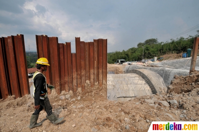 Foto Memantau Pembangunan Terowongan Kereta Cepat Jakarta