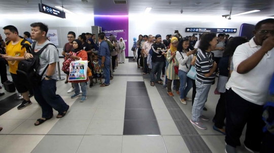 Suasana MRT Jakarta di Hari Pertama Berbayar