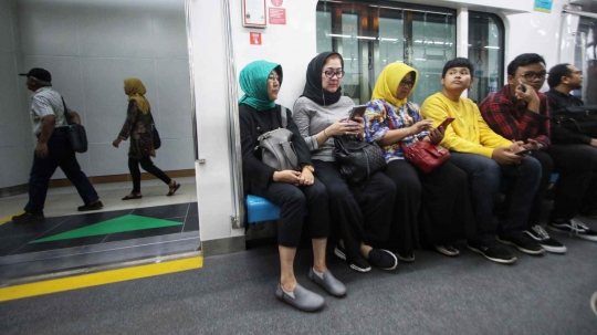 Suasana MRT Jakarta di Hari Pertama Berbayar