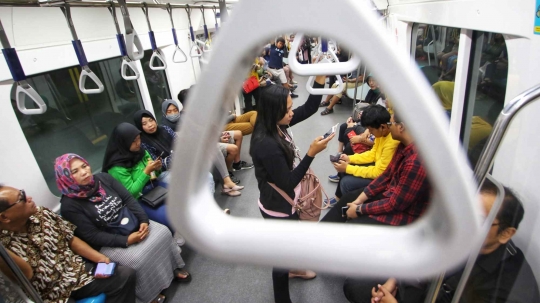 Suasana MRT Jakarta di Hari Pertama Berbayar
