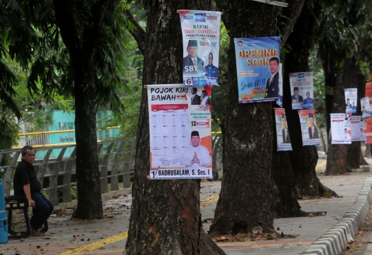 Atribut Pemilu Rusak Lingkungan