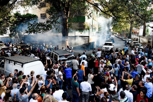 Serangan Gas Air Mata Kacaukan Pidato Umum Oposisi Venezuela