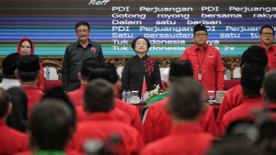 Megawati Serahkan Kartu Tanda Anggota PDIP Kepada Tokoh Agama