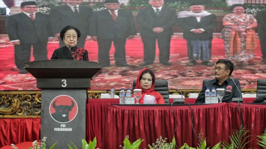 Megawati Serahkan Kartu Tanda Anggota PDIP Kepada Tokoh Agama