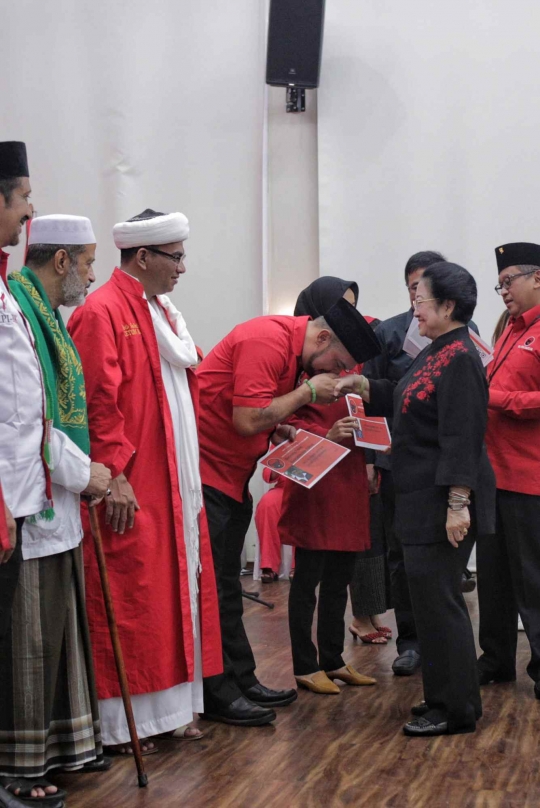 Megawati Serahkan Kartu Tanda Anggota PDIP Kepada Tokoh Agama
