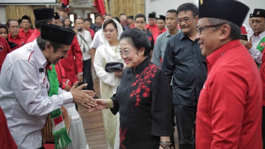 Megawati Serahkan Kartu Tanda Anggota PDIP Kepada Tokoh Agama