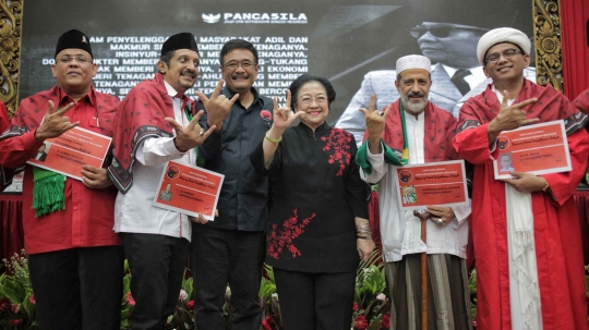 Megawati Serahkan Kartu Tanda Anggota PDIP Kepada Tokoh Agama