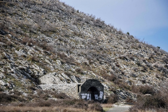 Intip Pangkalan Udara yang Tersembunyi di Perut Gunung Albania