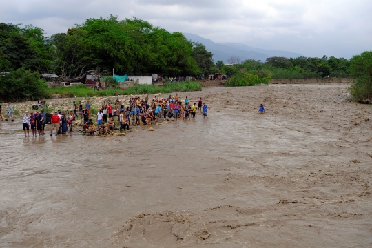 Hindari Krisis, Warga Venezuela Nekat Seberangi Sungai ke Kolombia