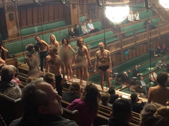 Aksi Aktivis Bertelanjang Dada di Depan Anggota Parlemen Inggris