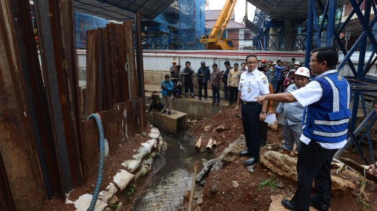 Anies Baswedan Tinjau Titik Banjir di Pancoran