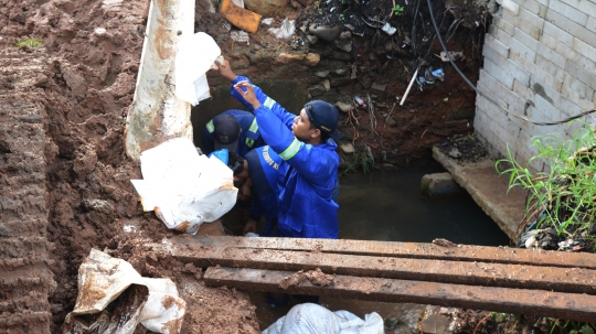 Anies Baswedan Tinjau Titik Banjir di Pancoran