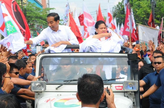 Kampanye di Banyumas, Jokowi Bagi-bagi Baju
