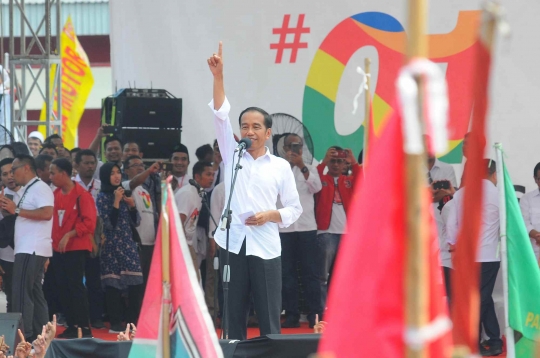 Kampanye di Banyumas, Jokowi Bagi-bagi Baju