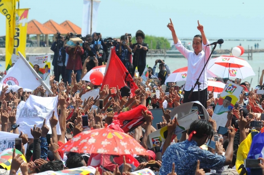 Aksi Jokowi Kampanye Terbuka di Cirebon