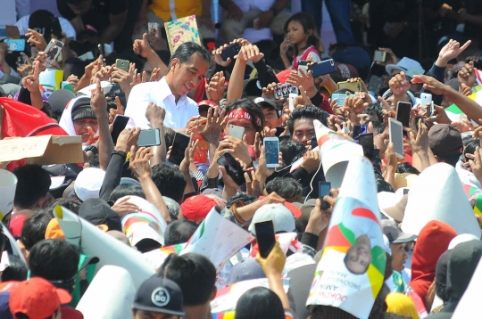 Aksi Jokowi Kampanye Terbuka di Cirebon