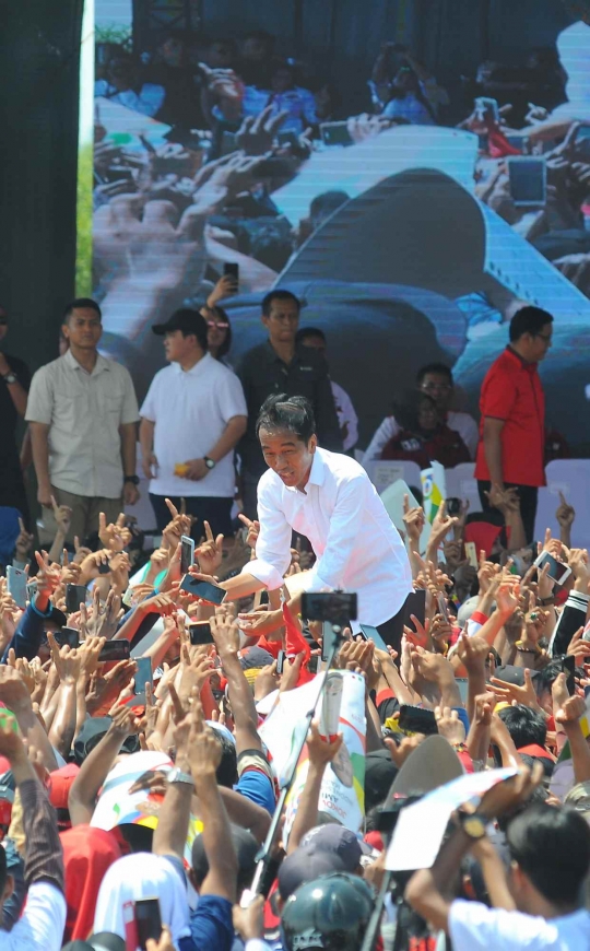 Aksi Jokowi Kampanye Terbuka di Cirebon