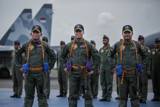 Kasau Marsekal TNI Yuyu Sutisna Sematkan Wing Penerbang Ke Kasad dan Kasal