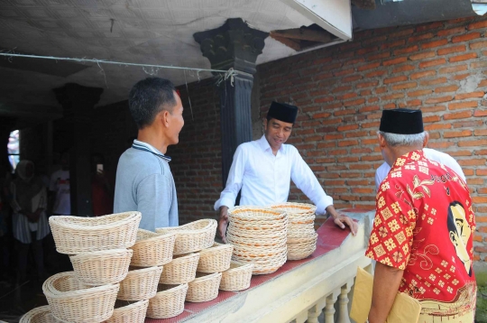 Usai Kampanye, Jokowi Tinjau Industri Rotan di Tegalwangi