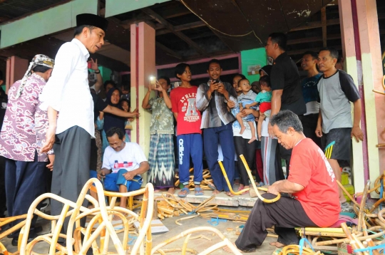 Usai Kampanye, Jokowi Tinjau Industri Rotan di Tegalwangi