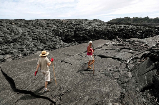 Warga Hawaii Kunjungi Rumahnya yang Terkubur Lahar Dingin Gunung Kilauea