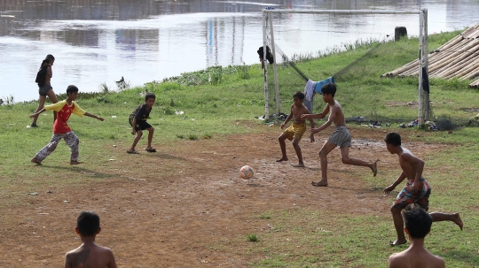 Semangat Anak-anak Bermain Sepak Bola di Tengah Keterbatasan