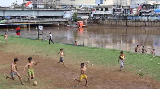 Semangat Anak-anak Bermain Sepak Bola di Tengah Keterbatasan