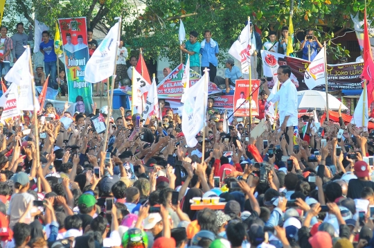 Salam Satu Jari Ribuan Pendukung Warnai Kampanye Jokowi di Indramayu